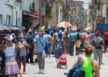 Personas en una calle de La Habana en el actual rebrote de la COVID-19. Foto: Otmaro Rodríguez.