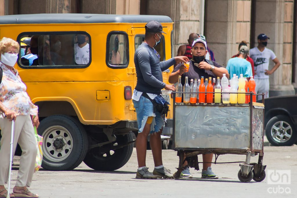 Vendedor particular de refresco, en La Habana. Foto: Otmaro Rodríguez.