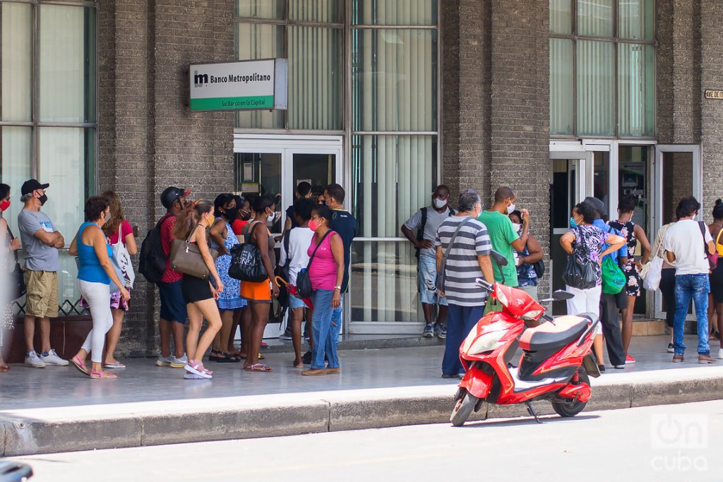 Personas en una cola para entrar a un banco, en La Habana. Foto: Otmaro Rodríguez.