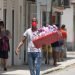 Vendedor ambulante en La Habana. Foto: Otmaro Rodríguez.
