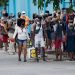 Personas en una cola para comprar alimentos en La Habana. Foto: Otmaro Rodríguez.