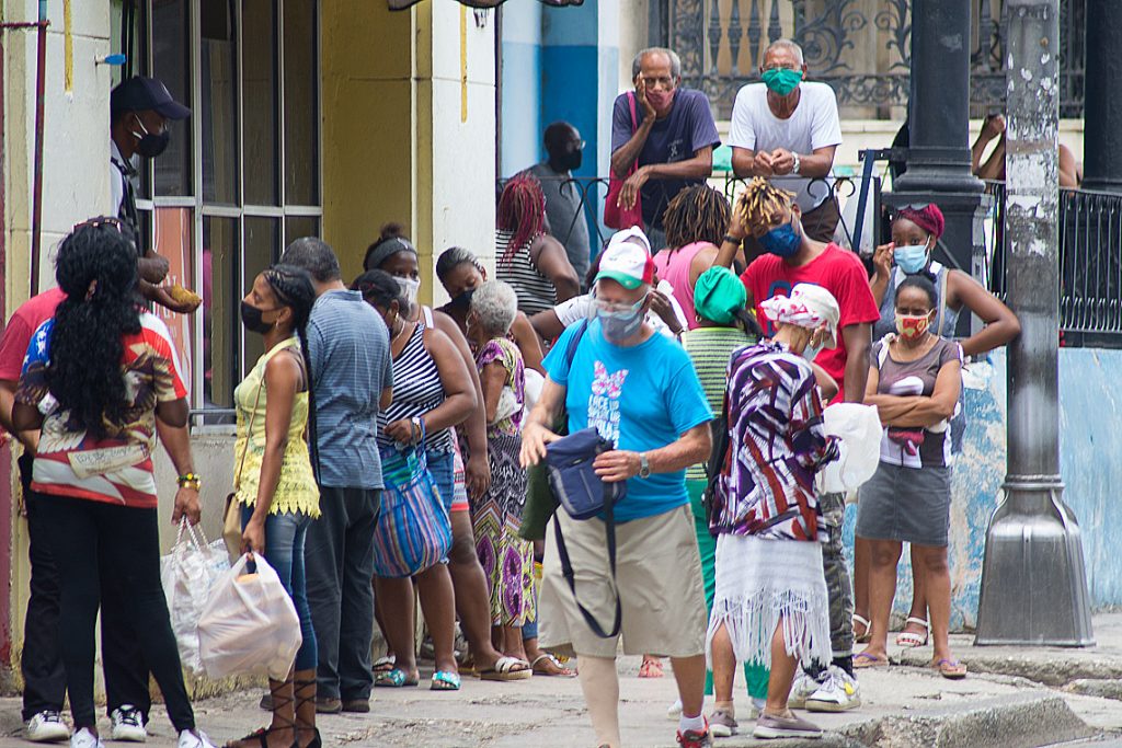 Personas en una cola para comprar alimentos en La Habana. Foto: Otmaro Rodríguez.