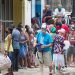 Personas en una cola para comprar alimentos en La Habana. Foto: Otmaro Rodríguez.