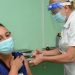 Trabajadores del sector de la Salud en Camagüey reciben la primera dosis del candidato vacunal Abdala el 10 de mayo de 2021. Foto: Agencia Cubana de Noticias (Acn).