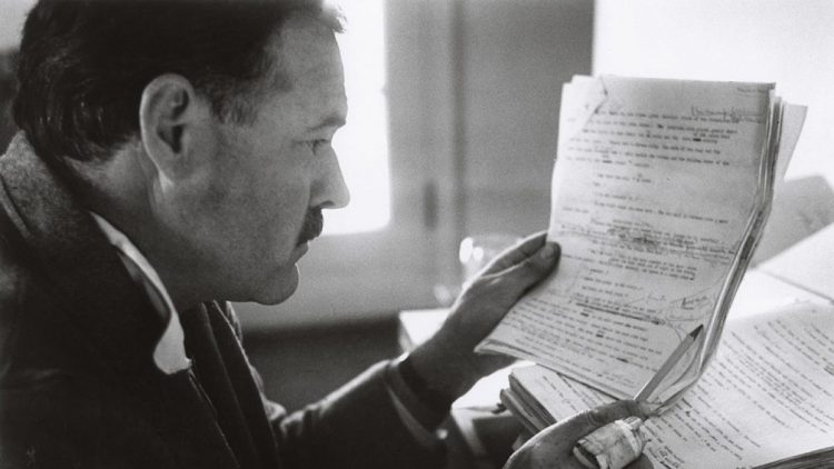 Ernest Hemingway, Sun Valley Idaho, 1940, foto de Robert Capa, vía: drayfish.wordpress.com