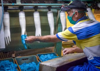 Fábrica de guantes sanitarios de Las Tunas, en el oriente de Cuba. Foto: Yaciel Peña / ACN.