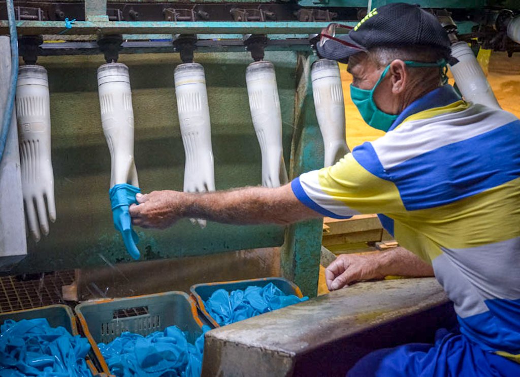 Fábrica de guantes sanitarios de Las Tunas, en el oriente de Cuba. Foto: Yaciel Peña / ACN.