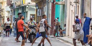Jóvenes en una calle de La Habana. Foto: Otmaro Rodríguez.