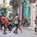 Jóvenes en una calle de La Habana. Foto: Otmaro Rodríguez.