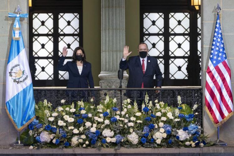 La vicepresidenta Kamala Harris y el presidente guatemalteco Alejandro Giammattei posan para una fotografía oficial el lunes 7 de junio de 2021 en el Palacio Nacional de la Ciudad de Guatemala. Foto: Jacquelyn Martin/AP.