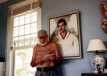 Ernest Hemingway en su casa de la finca La Vigía (1953). Foto: JFK Presidential Library.