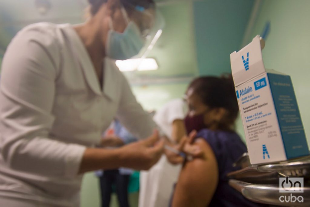 Una enfermera inyecta a una mujer con la vacuna cubana Abdala contra la COVID-19. Foto: Otmaro Rodríguez / Archivo OnCuba.