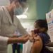 Una enfermera inyecta a una mujer con la vacuna cubana Abdala contra la COVID-19. Foto: Otmaro Rodríguez / Archivo OnCuba.