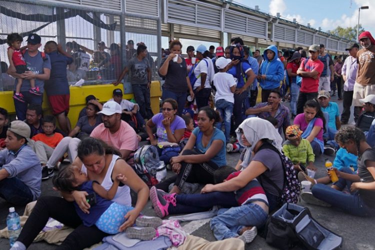Un grupo de migrantes esperando en el puente fronterizo Puerta México, en Matamoros, México. Foto: Al Jazeera.