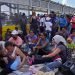 Un grupo de migrantes esperando en el puente fronterizo Puerta México, en Matamoros, México. Foto: Al Jazeera.