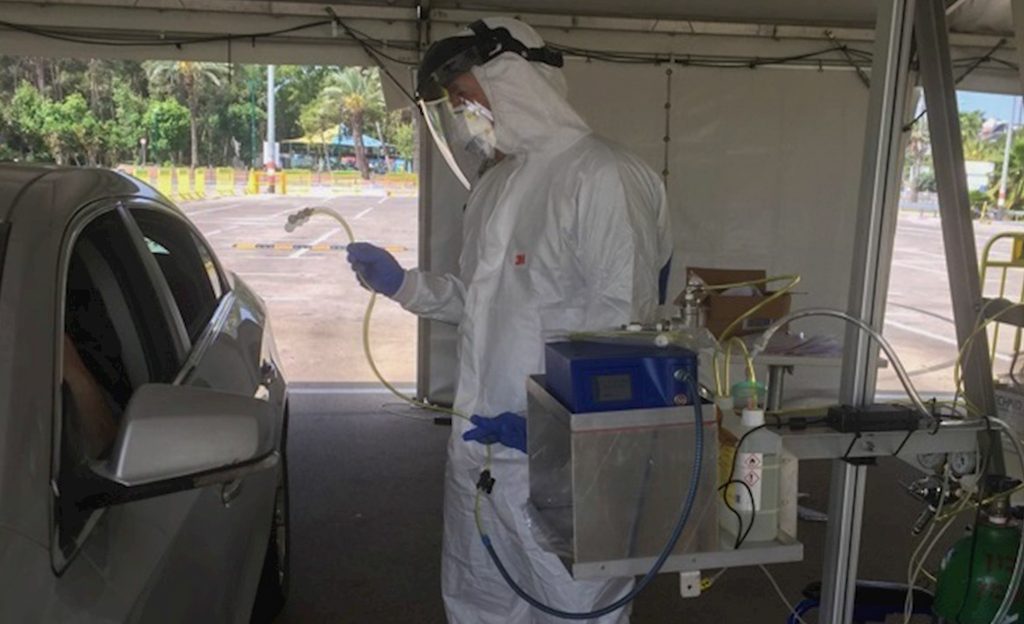 Para probar la hipótesis de que la infección por SARS-CoV-2 está asociada a un olor corporal detectable por una eNose, los investigadores hicieron sus experimentos en una estación de pruebas covid en la que los 500 participantes no tuvieron que bajar del coche, en Tel Aviv. Foto: EFE/Kobi Snitz.
