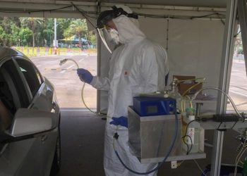 Para probar la hipótesis de que la infección por SARS-CoV-2 está asociada a un olor corporal detectable por una eNose, los investigadores hicieron sus experimentos en una estación de pruebas covid en la que los 500 participantes no tuvieron que bajar del coche, en Tel Aviv. Foto: EFE/Kobi Snitz.
