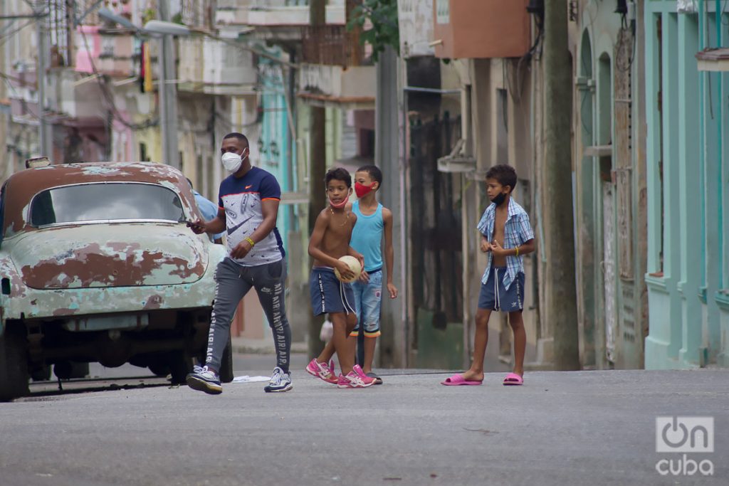 Niños jugando en una calle, en La Habana. Foto: Otmaro Rodríguez.