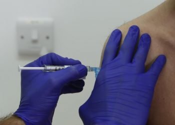 Un voluntario del ensayo de la vacuna contra el coronavirus Novavax de fase 3 recibe una inyección en el hospital de la Universidad de St George en Londres.  Los resultados del estudio en Estados Unidos y México se publicaron hoy lunes 14 de junio de 2021. Foto: Alastair Grant/AP.