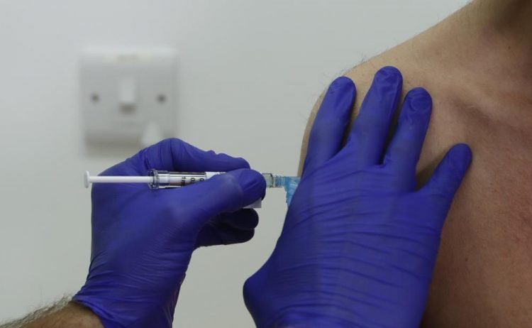 Un voluntario del ensayo de la vacuna contra el coronavirus Novavax de fase 3 recibe una inyección en el hospital de la Universidad de St George en Londres.  Los resultados del estudio en Estados Unidos y México se publicaron hoy lunes 14 de junio de 2021. Foto: Alastair Grant/AP.
