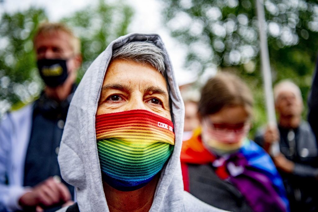 Activistas asisten a una marcha para protestar contra la ley aprobada por el Parlamento húngaro que, entre otros aspectos, prohíbe hablar sobre homosexualidad en los programas escolares, este 21 de junio en Ámsterdam, Países Bajos. Foto: Robin Utrecht / EFE.