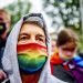 Activistas asisten a una marcha para protestar contra la ley aprobada por el Parlamento húngaro que, entre otros aspectos, prohíbe hablar sobre homosexualidad en los programas escolares, este 21 de junio en Ámsterdam, Países Bajos. Foto: Robin Utrecht / EFE.