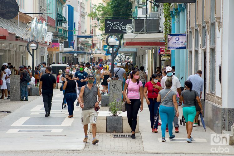 Personas en el Boulevard de San Rafael, en La Habana. Foto: Otmaro Rodríguez.