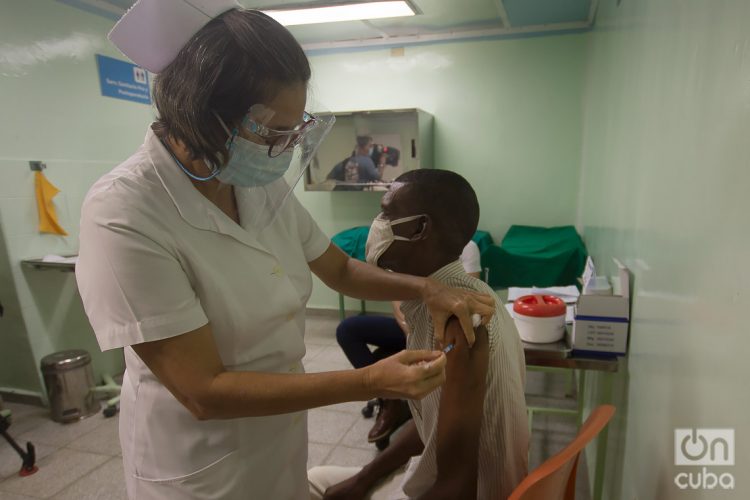 Vacunación con el fármaco anticovid Abdala en Cienfuegos, Cuba. Foto: Otmaro Rodríguez / Archivo OnCuba.
