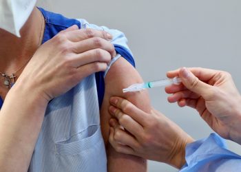 Una sanitaria recibe una dosis de la vacuna contra la COVID-19. Foto: EFE/ J. L. Cereijido/POOL/Archivo.
