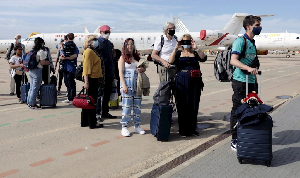 Varios pasajeros desembarcan en el aeropuerto de Castellón, en España, en el primer vuelo procedente de Londres tras la reanudación de la conexión interrumpida por la pandemia, el 1 de junio de 2021. Foto: Domenech Castelló / EFE.
