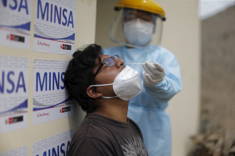 Un trabajador sanitario toma una muestra para una prueba de PCR, para el diagnóstico del coronavirus SARS-CoV-2, a un posible enfermo de la COVID-19. Foto: Luis Ángel Gonzales Taipe / EFE / Archivo.