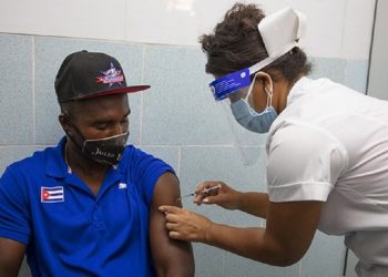 Boxeador Julio César la Cruz recibe uno de los candidatos vacunales cubanos. Foto: www.jit.cu