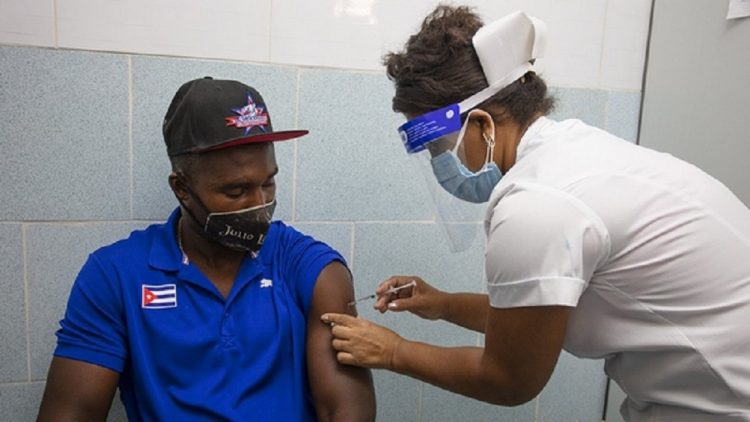Boxeador Julio César la Cruz recibe uno de los candidatos vacunales cubanos. Foto: www.jit.cu