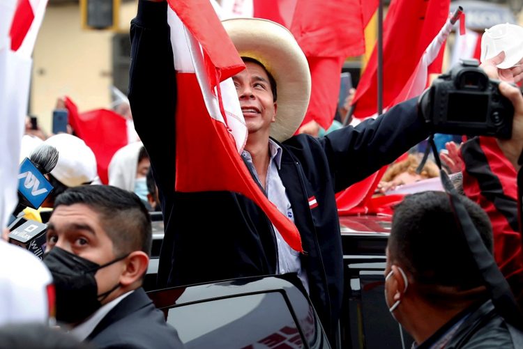 vEl candidato presidencial Pedro Castillo celebra junto a sus simpatizantes mientras avanza el conteo de votos de las elecciones presidenciales, en las calles de Lima, Perú, el lunes 7 de junio de 2021. Foto: Paolo Aguilar / EFE.
