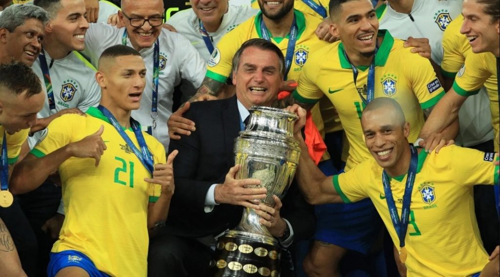 El equipo de Brasil levanta la Copa América 2019 de fútbol junto al presidente Jair Bolsonaro. Foto: Getty / bolavip.com / Archivo.