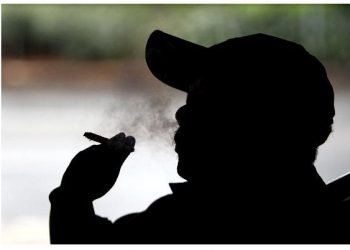 Fumador cubano. Foto: La Opinión.