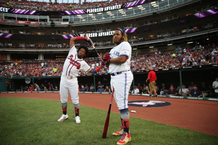 Ronald Acuña Jr. (izquierda) y Vladimir Guerrero Jr. son dos de los hijos de peloteros que triunfan ahora e Grandes Ligas. Foto: Rob Tringali/MLB Photos via Getty Images