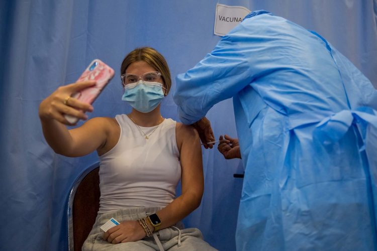 Una mujer recibe una dosis de la vacuna contra la COVID-19. Foto: MIGUEL GUTIÉRREZ/ Eje/Archivo.