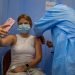 Una mujer recibe una dosis de la vacuna contra la COVID-19. Foto: MIGUEL GUTIÉRREZ/ Eje/Archivo.