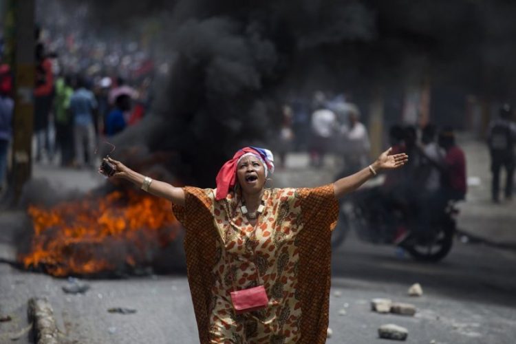 Una manifestante entona consignas anti-gobierno, Port-au-Prince, Haití
(9 de junio de 2019; Foto de AP /Dieu Nalio Chery)