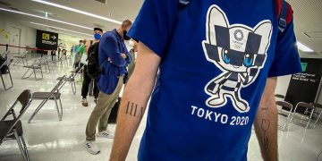 Personas esperan para realizar los trámites de ingreso a Tokio con motivo de los Juegos Olímpicos, en el Aeropuerto Internacional de Narita, el 20 de julio de 2021. Foto: Juan Ignacio Roncoroni / EFE.