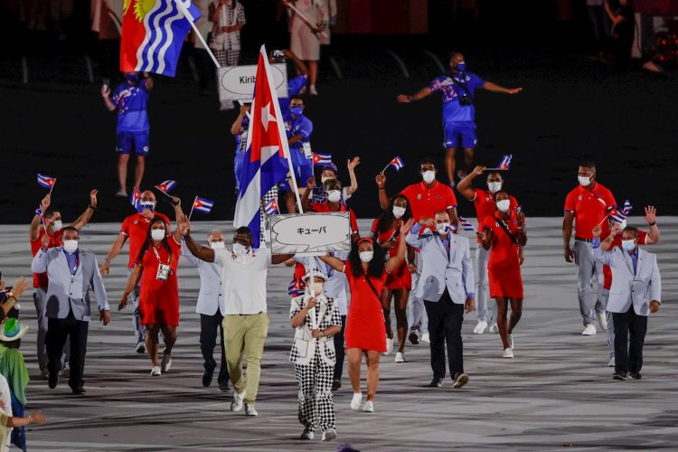 Representantes de la delegación de Cuba desfilan durante la ceremonia inaugural de los Juegos Olímpicos de Tokio 2020, este viernes en el Estadio Olímpico. EFE/ Juan Ignacio Roncoroni