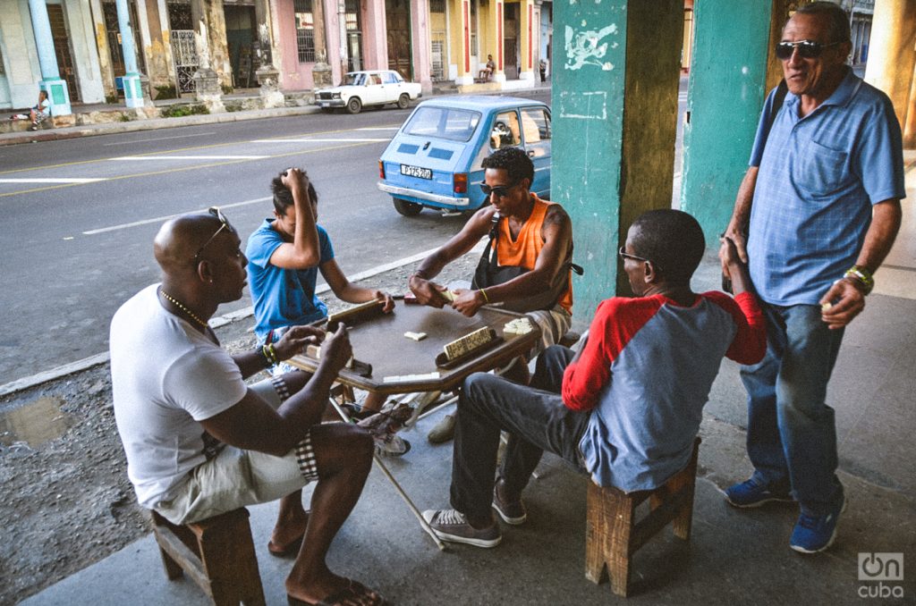 Domino table in a Cuban neighborhood. Photo: Kaloian Santos 