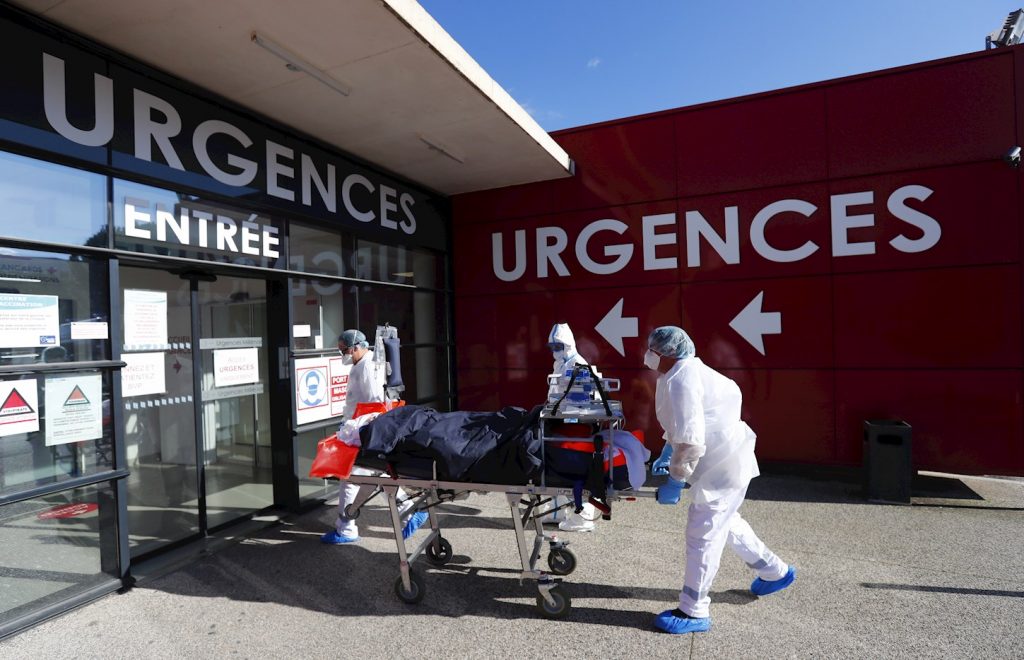 Personal sanitario entra a un enfermo con la COVID-19 en un hospital en Francia. Foto: Horcajuelo / EFE / Archivo.