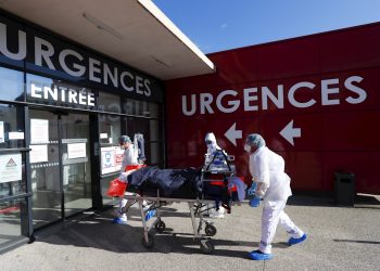 Personal sanitario entra a un enfermo con la COVID-19 en un hospital en Francia. Foto: Horcajuelo / EFE / Archivo.