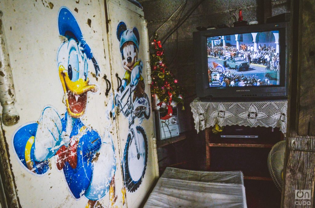 The interior of a home in Santiago de Cuba on December 3, 2016, the day the funeral procession with Fidel’s ashes arrived in that city. Photo: Kaloian Santos