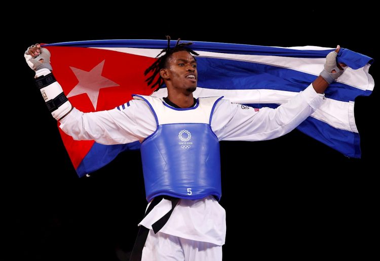 Imagen de archivo del taekwondoca cubano Rafael Alba tras obtener el bronce y la primera medalla para la Isla en los Juegos Olímpicos de Tokio. Foto: José Méndez / EFE / Archivo.
