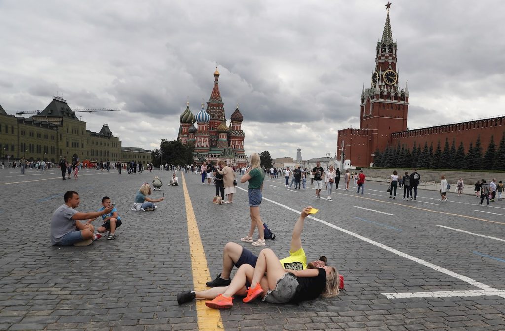 Personas en la Plaza Roja de Moscú, Rusia, el 3 de julio de 2021. Foto: Maxim Shipenkov / EFE.