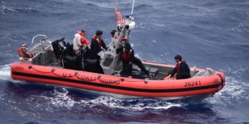 Fotografía de archivo de cedida a EFE por la Guardia Costera estadounidense donde se muestra a un grupo migrantes cubanos a bordo de una embarcación rústica, interceptados al sur de Florida. Foto: Guardia Costera EEUU / EFE / Archivo.