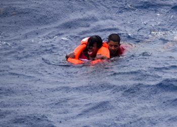 Balseros cubanos rescatados por la Guardia Costera estadounidense tras naufragar cerca de Key West. Foto: @USCGSoutheast/Twitter.